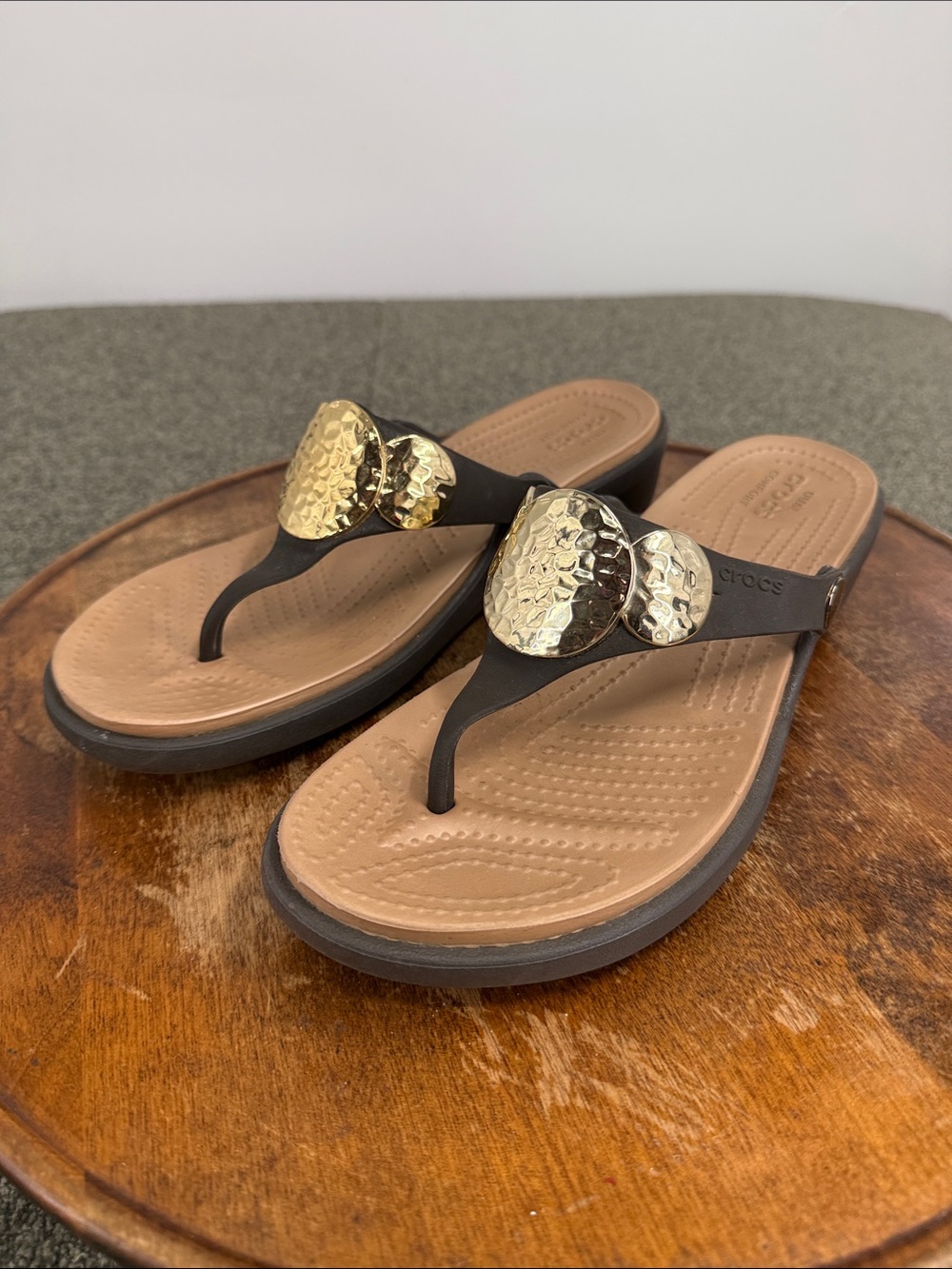 CROCS Sandals Wm 9 Sanrah Hammered Medallion Thong Flip Flops Brown Gold **